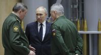 Wladimir Putin spricht mit Waleri Gerassimow, Generalstabschef der russischen Streitkräfte, und Sergej Schoigu, Verteidigungsminister von Russland, nach einem Treffen mit den höchsten Militärs.