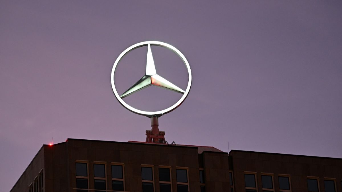 Der Mercedes-Stern auf einer ehemaligen Zentrale: Der Automobilkonzern muss  mindestens 100.000 Diesel-Fahrzeuge zurückrufen. (Foto)