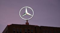 Der Mercedes-Stern auf einer ehemaligen Zentrale: Der Automobilkonzern muss  mindestens 100.000 Diesel-Fahrzeuge zurückrufen.