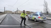 Ein Polizist sichert die Manes-Brücke in Prag ab. An der Karls-Universität in der tschechischen Prag sollen Schüsse gefallen sein. Laut Polizei gab es mehrere Tote und Verletzte.