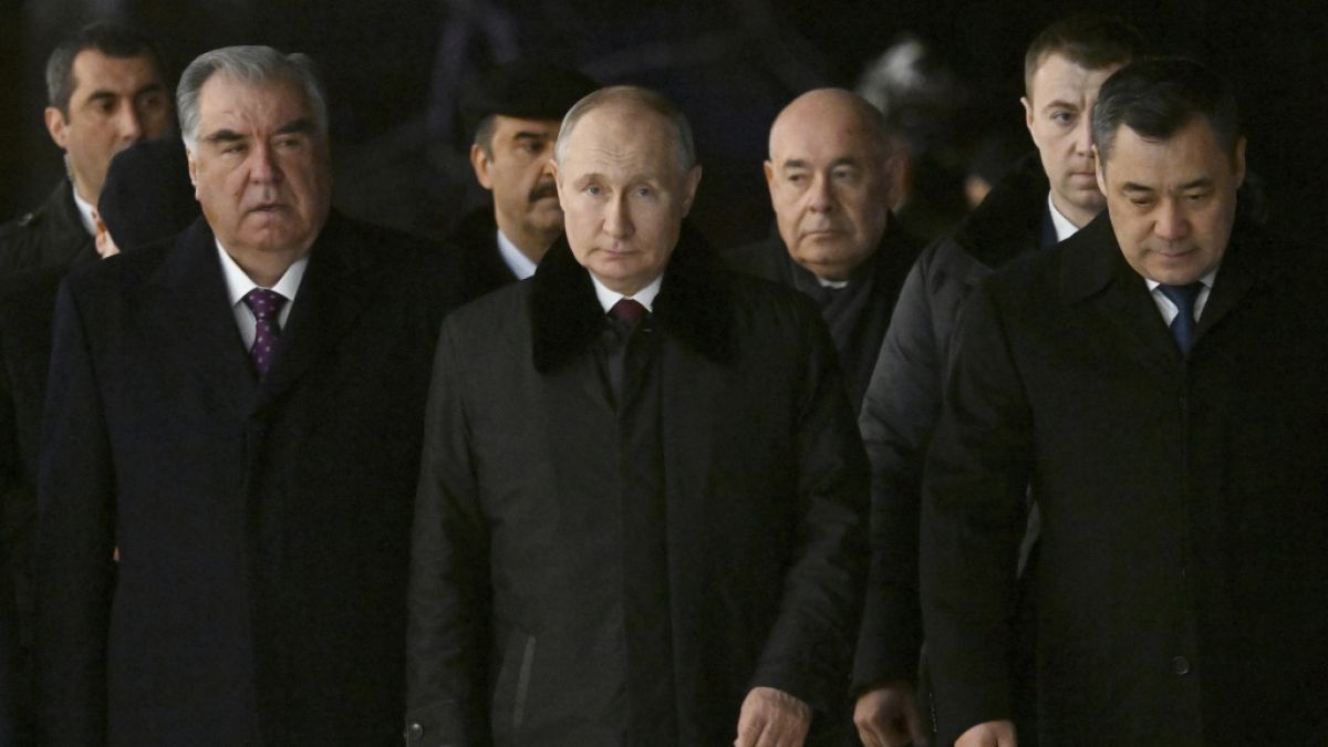 Wladimir Putin zeigte sich beim Treffen der GUS-Staatsoberhäupter mit gleich ZWEI Atomkoffern. (Foto)