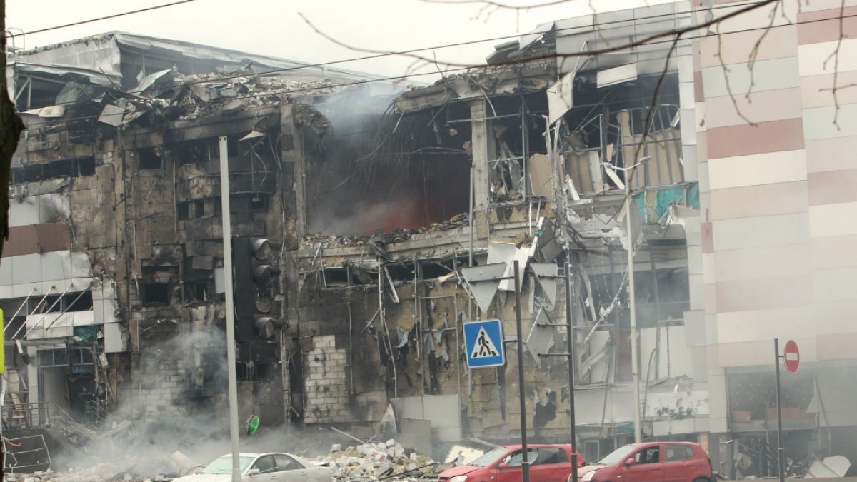 Ein Einkaufszentrum wurde durch die russischen Luftangriffe in der Zentralukraine schwer beschädigt. (Foto)