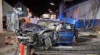 Ein BMW hat am Abend vor Silvester ein Buswartehäuschen in Niederkassel gerammt und einen dort wartenden 14-Jährigen tödlich verletzt.