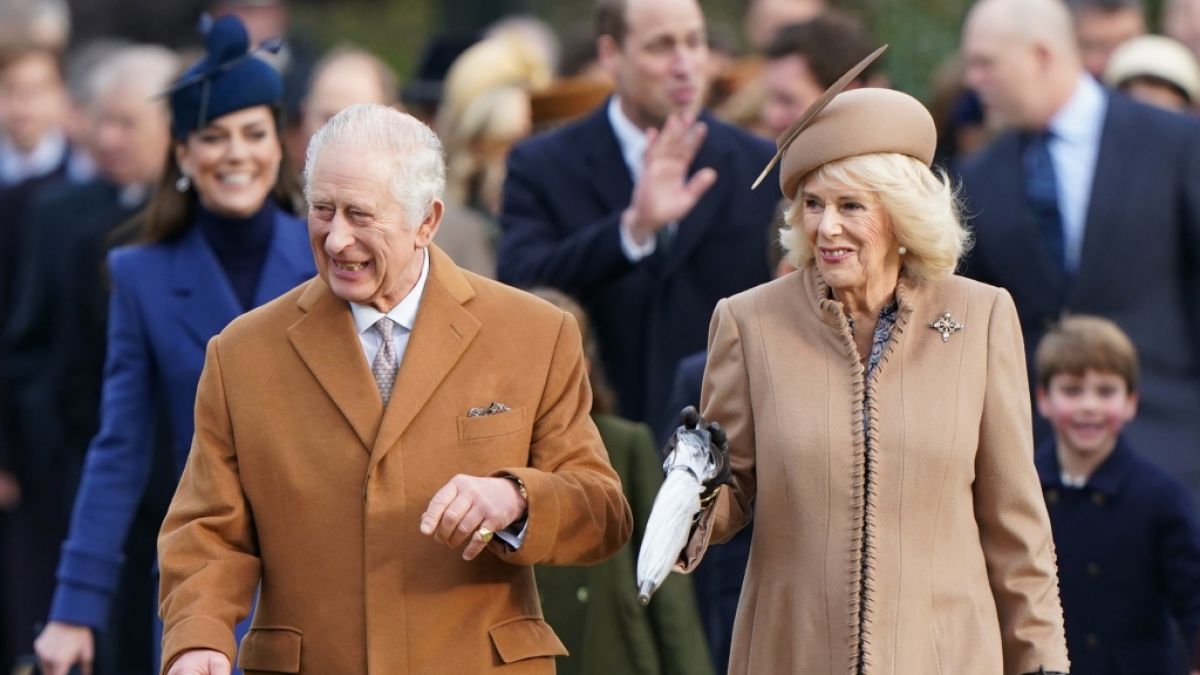 König Charles III. und seine royale Verwandtschaft zeigten sich Ende 2023 bester Laune beim gemeinsamen Besuch des Weihnachtsgottesdienstes in Sandringham. (Foto)