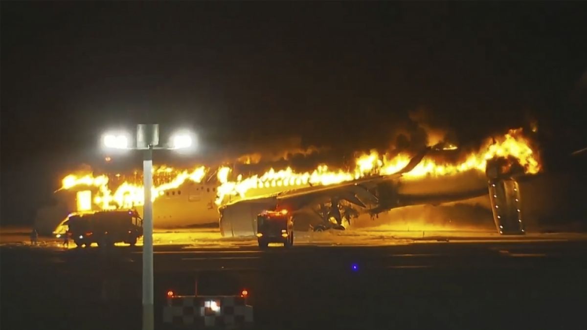 Auf dem Tokioter Flughafen Haneda ist ein A350 in Brand geraten (Foto)