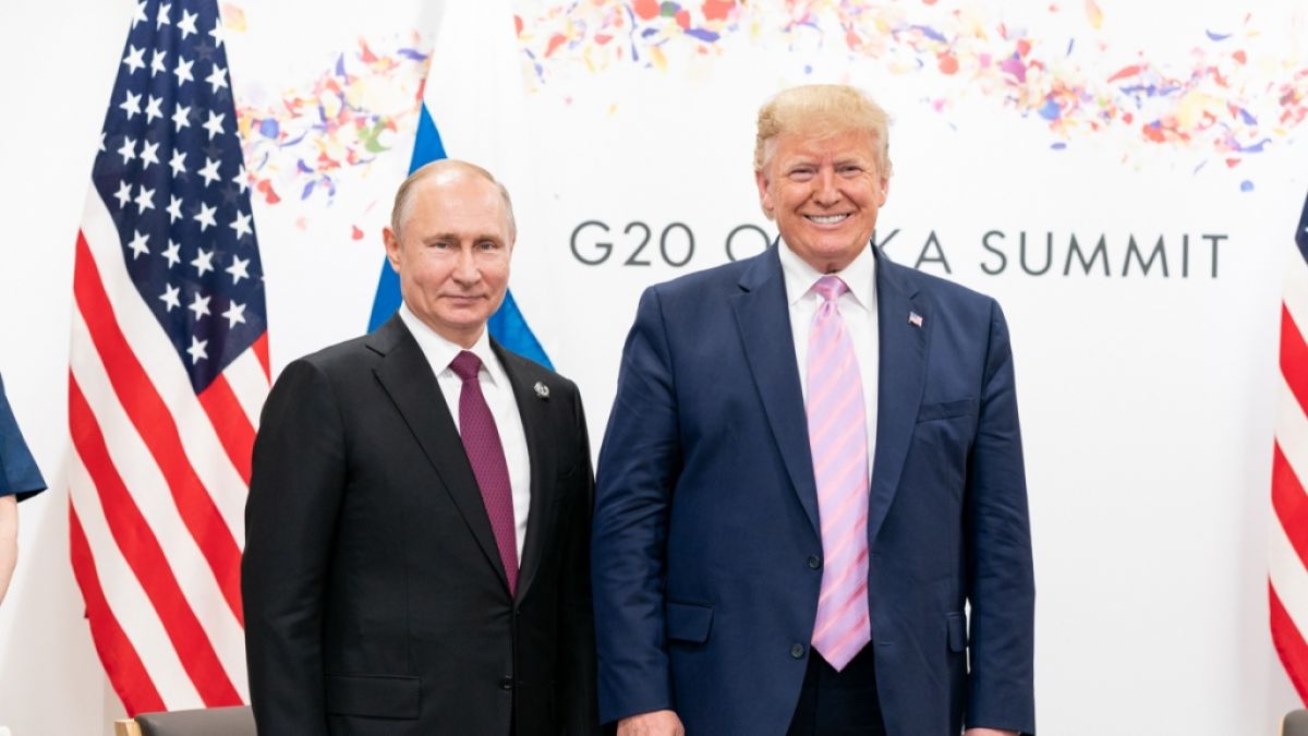 Wladimir Putin (l.) und Donald Trump (hier gemeinsam beim G20-Gipfel 2019) könnten eine zunehmende Gefahr für die Demokratien auf der Welt darstellen. (Foto)