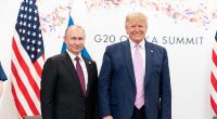 Wladimir Putin (l.) und Donald Trump (hier gemeinsam beim G20-Gipfel 2019) könnten eine zunehmende Gefahr für die Demokratien auf der Welt darstellen.