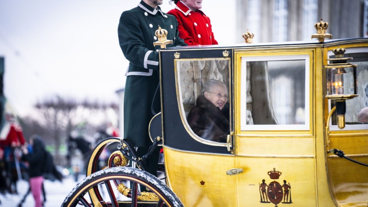 Die Königin gibt sich die Ehre: Margrethe II. fährt kurz vor ihrer Abdankung beim Neujahrsempfang 2024 in der Kutsche vor. (Foto)