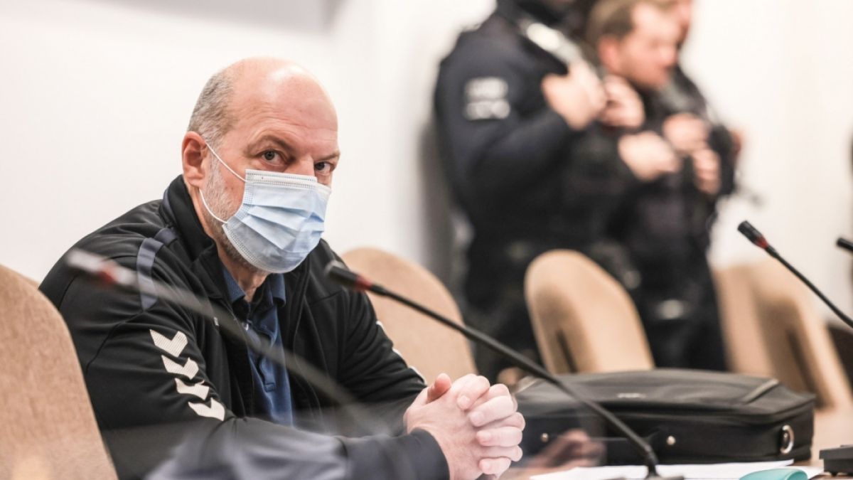 Thomas Drach sitzt im Gerichtssaal auf der Anklagebank. Nach fast zwei Jahren geht der Prozess gegen Deutschlands wohl bekanntesten Schwerverbrecher zu Ende (Foto)