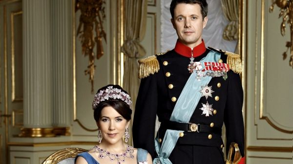 Die Zukunft der dänischen Monarchie: Kronprinz Frederik von Dänemark mit seiner Ehefrau, Kronprinzessin Mary, posieren im Januar 2009 für ein offizielles Palast-Foto. (Foto)