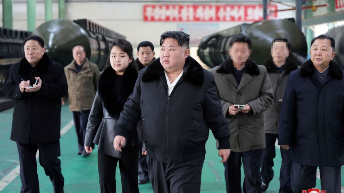 Nordkorea-Diktator Kim Jong Un (Mitte) schürt durch das Abfeuern von mehr als 200 Granaten an der Seegrenze zu Südkorea die Angst vor einer weiteren Eskalation in der Region. (Foto)