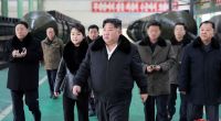 Nordkorea-Diktator Kim Jong Un (Mitte) schürt durch das Abfeuern von mehr als 200 Granaten an der Seegrenze zu Südkorea die Angst vor einer weiteren Eskalation in der Region.
