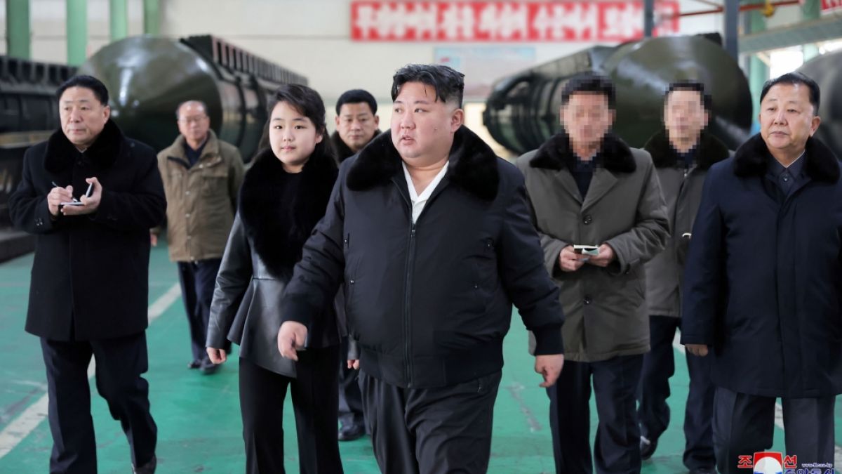 Kim Jong Un und seine Tochter kamen beim Besuch einer militärischen Produktionsstätte im Partner-Look. (Foto)
