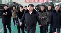 Kim Jong Un und seine Tochter kamen beim Besuch einer militärischen Produktionsstätte im Partner-Look.