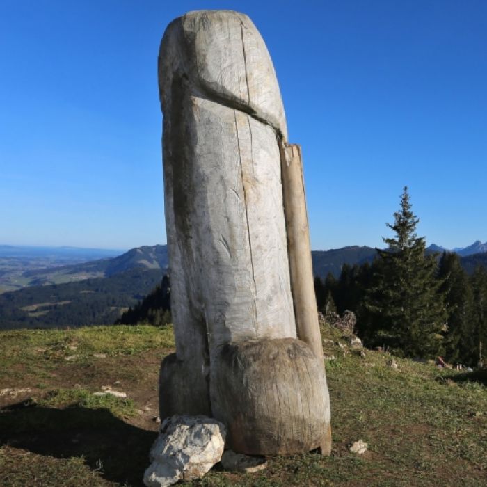 Zwei Meter hohen Penis-Skulptur aus Holz auf dem Grat des Grünten