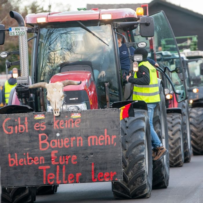 Mit grünem Kennzeichen bei Traktor-Demo: Ist das Steuerhinterziehung?