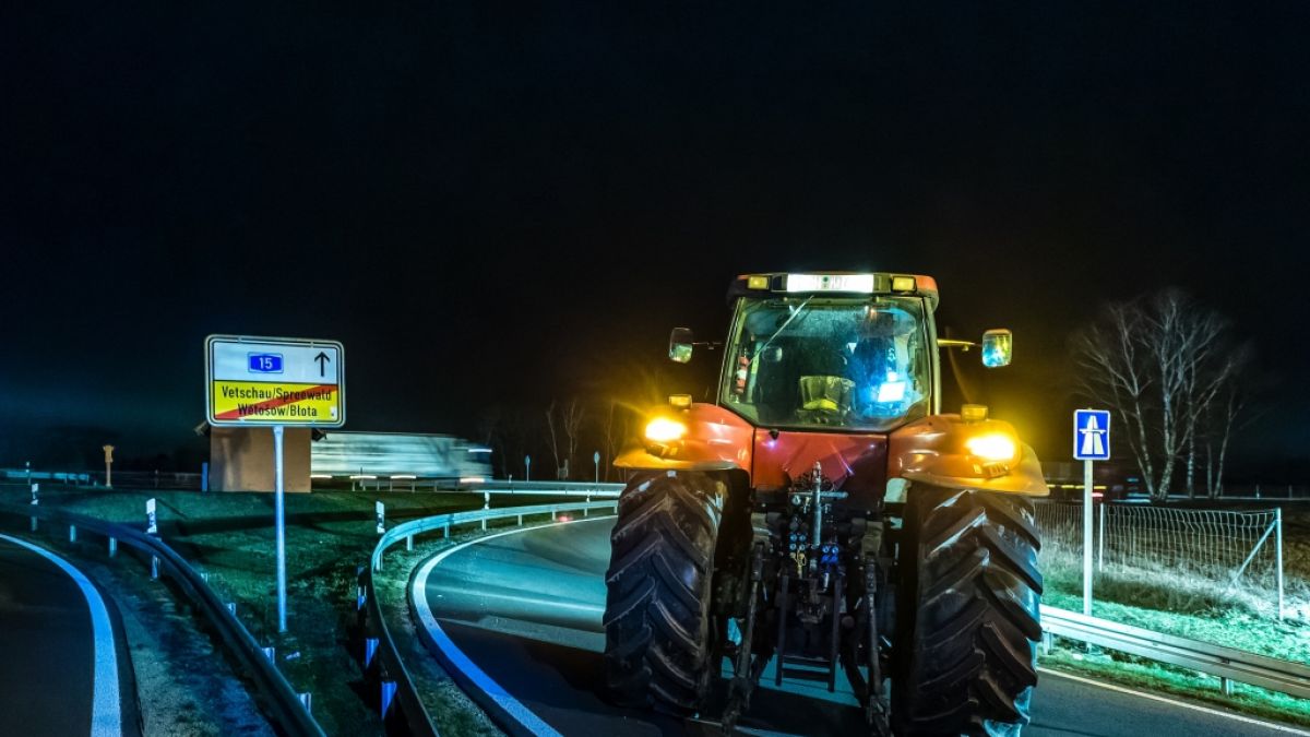 Ein Traktor blockiert eine Autobahnzufahrt. Viele Bauern kritisieren die Subventionspläne der Bundesregierung. (Foto)