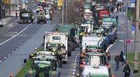 Bauern aus Hessen sind mit ihren Traktoren auf der Mainzer Straße in Wiesbaden unterwegs.