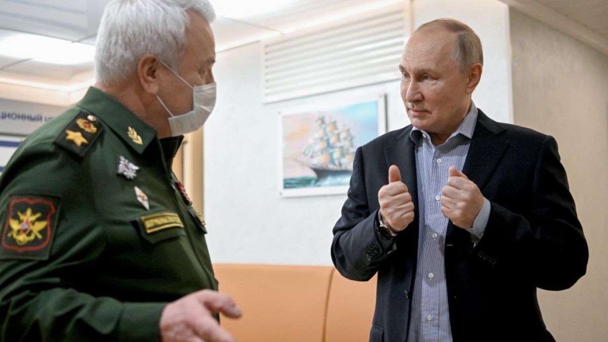 Wladimir Putin (rechts) muss den Tod eines weiteren Top-Militärs im Ukraine-Krieg hinnehmen. (Foto)