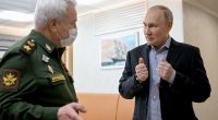 Wladimir Putin (rechts) muss den Tod eines weiteren Top-Militärs im Ukraine-Krieg hinnehmen.