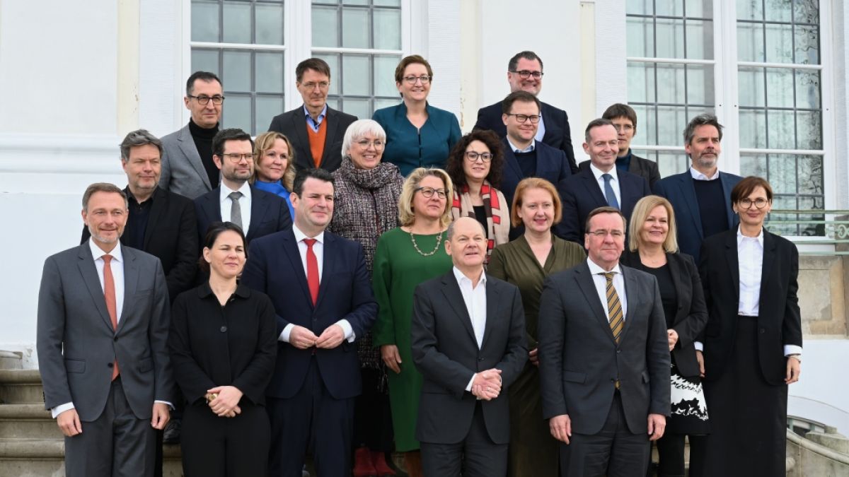 Das Kabinett um Bundeskanzler Olaf Scholz (SPD) steht beim Familienfoto bei der Klausurtagung des Bundeskabinetts auf Schloss Meseberg. (Foto)