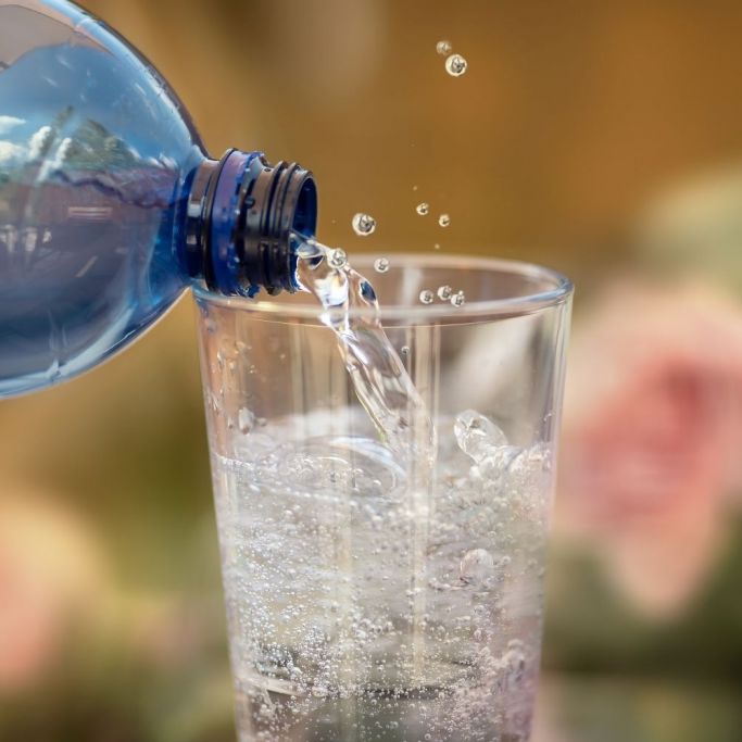 Erschreckende Ergebnisse! Forscher finden winzige Plastikteilchen in Wasserflaschen