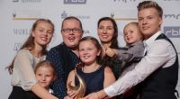Gabriel Kelly im Jahr 2018 mit seiner Familie bei der Verleihung der Goldenen Henne.
