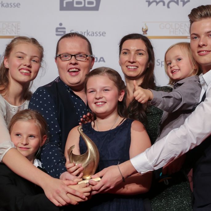Gabriel Kelly im Jahr 2018 mit seiner Familie bei der Verleihung der Goldenen Henne.