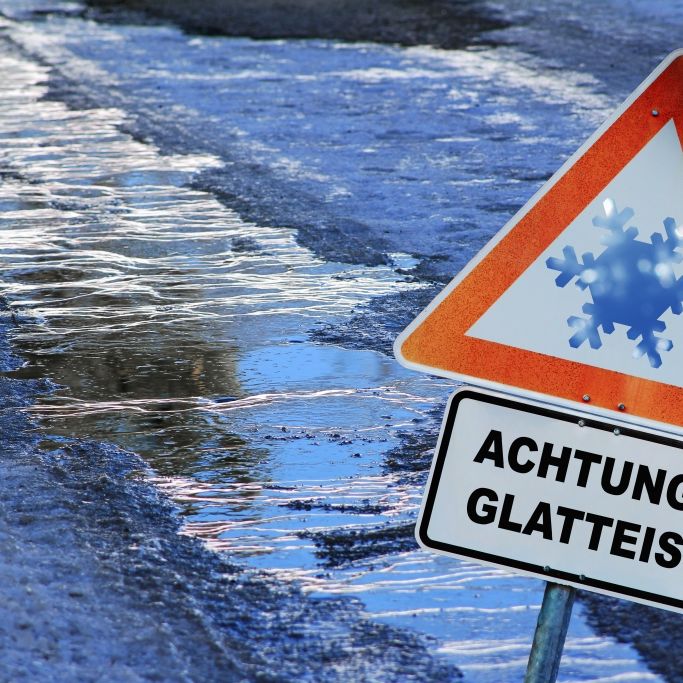 Etliche Unfälle und Verletzte! 29-Jähriger stirbt bei Glatteis-Unfall