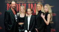 Schauspielerin Janine Kunze (2.v.r), Eheman Dirk Budach, und die Kinder Lola (2.v.l.), Luiz-Fritz (M) und Lilli kommen zur Deutschlandpremiere des Musicals 