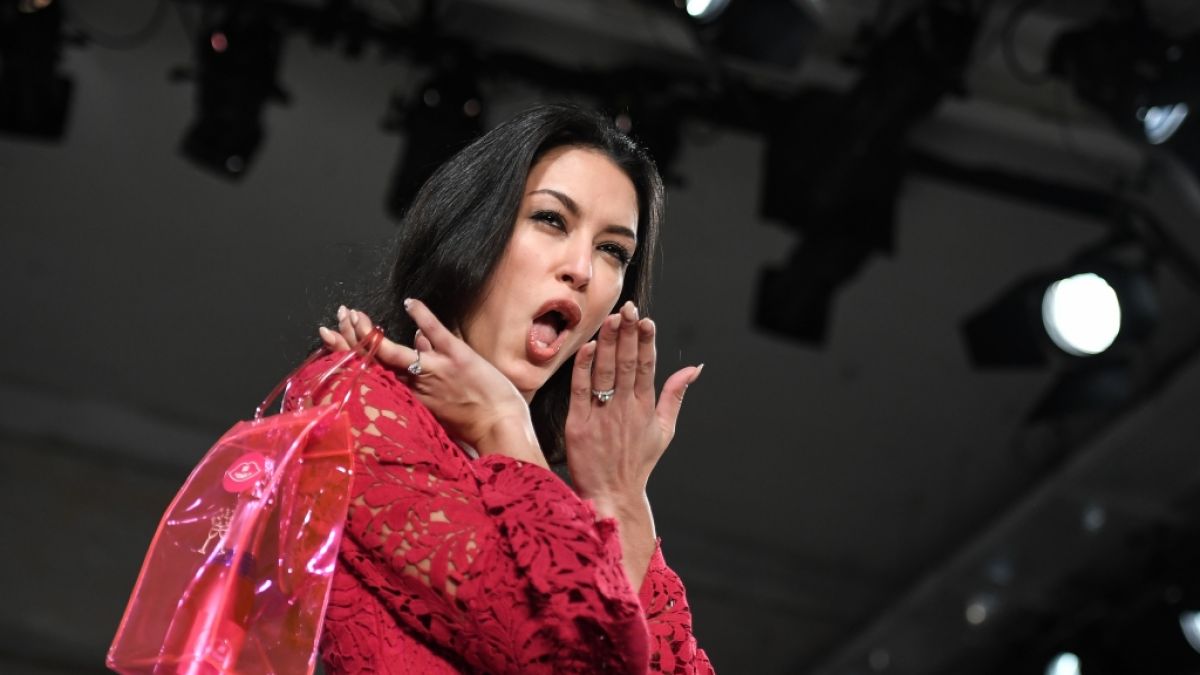 Rebecca Mir wickelt ihre Fans im sexy Leder-Look um den Finger. (Foto)