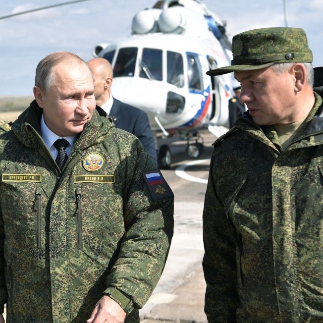 Missbrauchs-Video schockt: Putin-Soldaten werfen Rekruten nackt in Loch