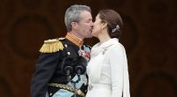 Dänemarks König Frederik X. küsst seine Frau, Dänemarks Königin Mary, auf dem Balkon von Schloss Christiansborg.