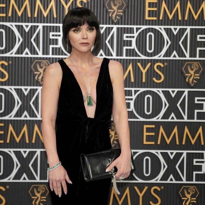 Mega-Ausschnitt! Schauspielerin lässt Brust-Tattoo bei Emmy Awards blitzen