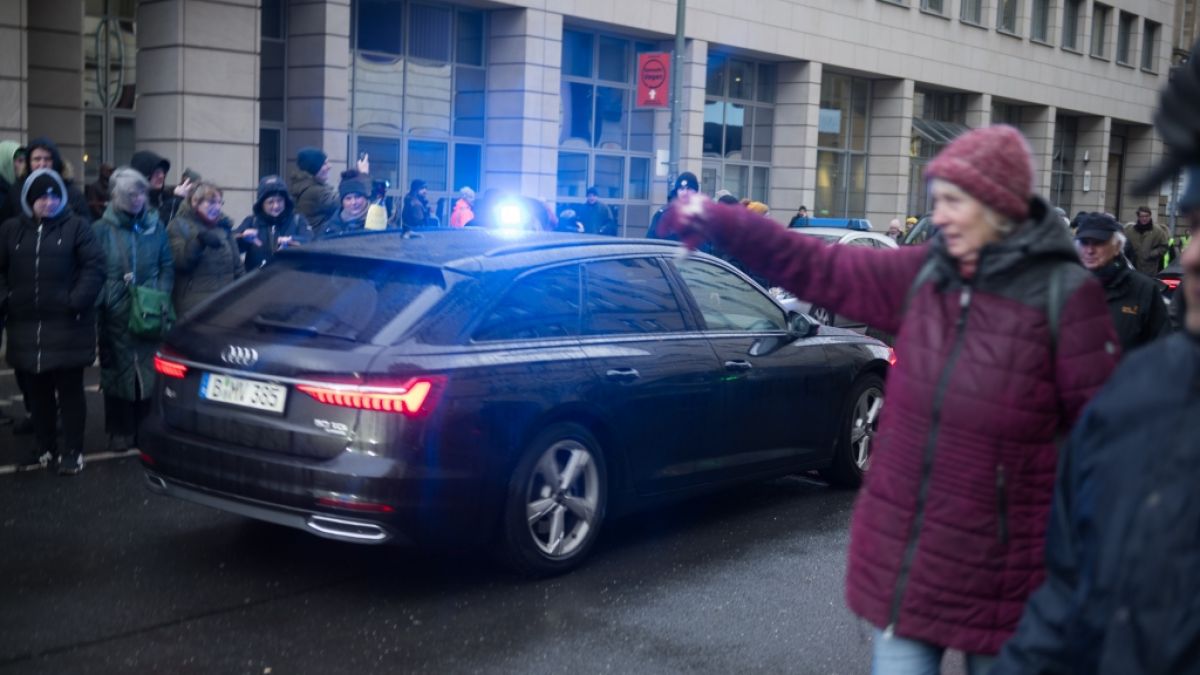 Demonstranten zeigen nach einer Protestdemonstration der Kolonne von Christian Lindner einen gesenkten Daumen. (Foto)