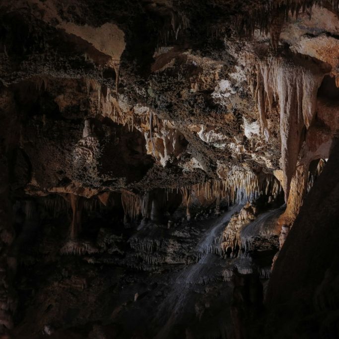Frau (38) in Felshöhle metertief in den Tod gestürzt