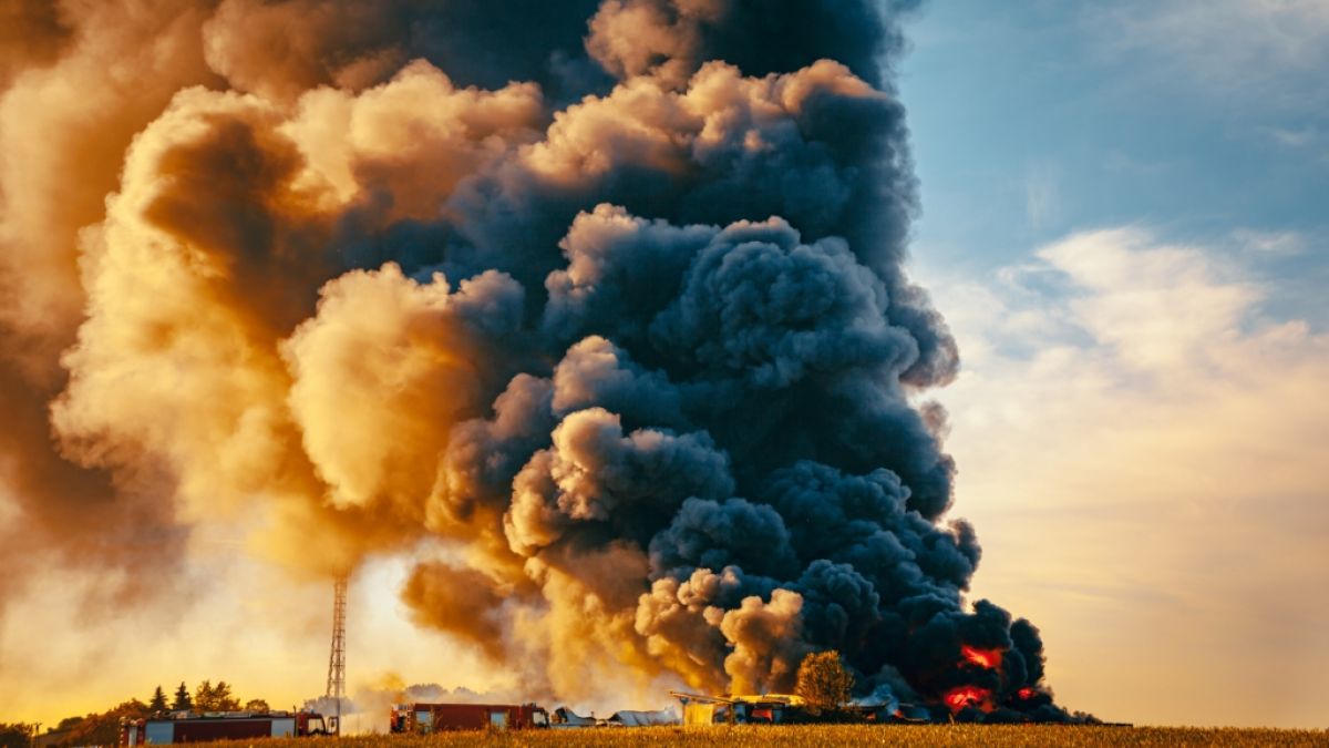 Eine Kunststofffabrik unweit von Rostow am Don im Süden Russlands stand nach einer Explosion lichterloh in Flammen (Symbolfoto). (Foto)