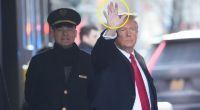 Was sind das für mysteriöse Flecken an der Hand von Donald Trump?