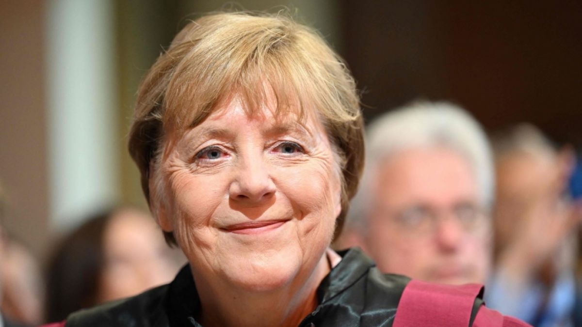 Eine Merkel-ähnliche Plastik sorgt in Hamburg für Empörung. (Foto)