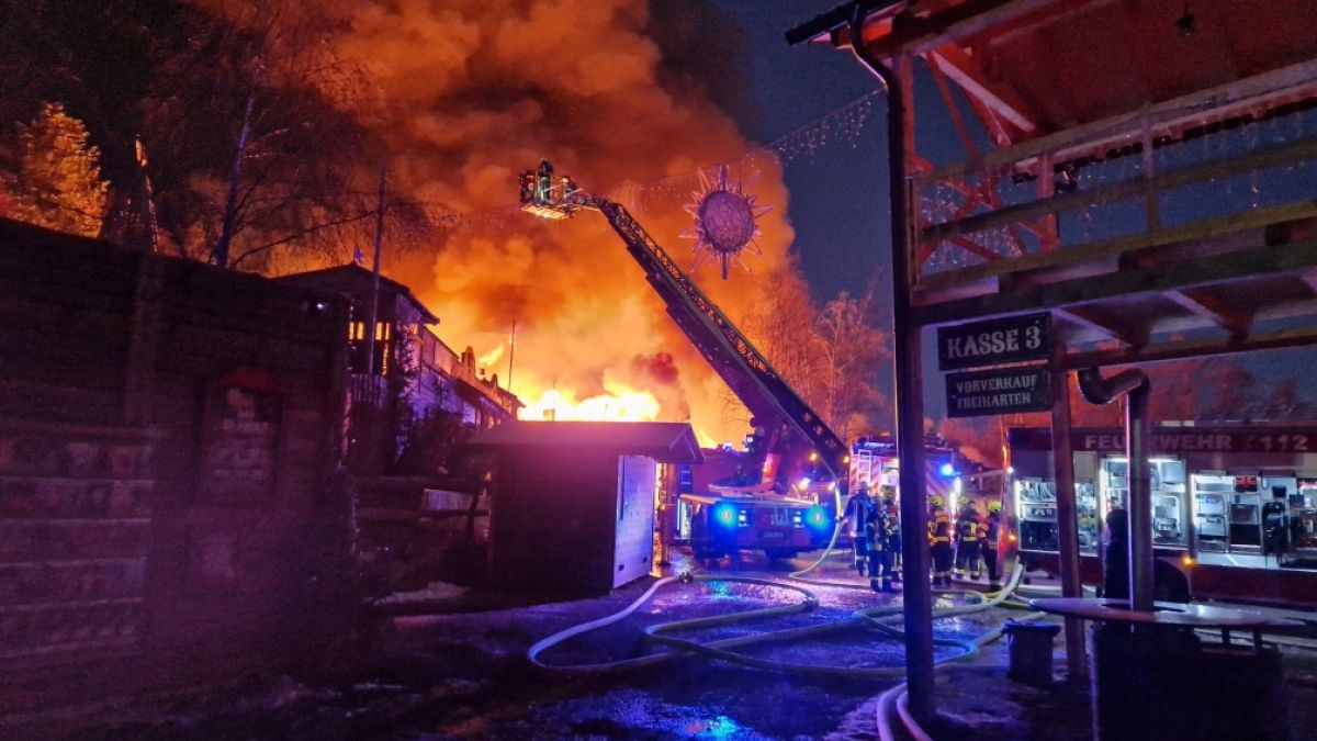 Die Feuerwehr löscht einen Großbrand in der Westernstadt "Pullman City" in Eging am See. (Foto)
