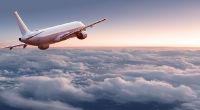 Ein erfahrener Pilot erklärt die Sicherheitsmaßnahmen bezüglich elektronischer Geräte im Flugzeug (Symbolfoto)