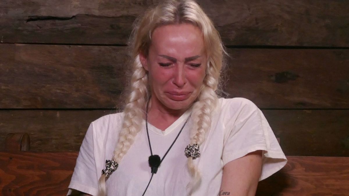Cora Schumacher bricht im Dschungeltelefon in Tränen aus. (Foto)