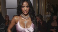 Kim Kardashian zeigt sich im Netz in verführerischer Pose.