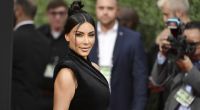 Für eine Marken-Kooperation hagelt es für Kim Kardashian jetzt heftige Kritik.