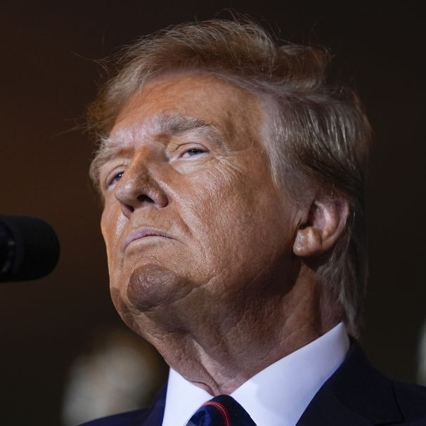 Er schäumt vor Wut: Trump flippt auf der Bühne komplett aus
