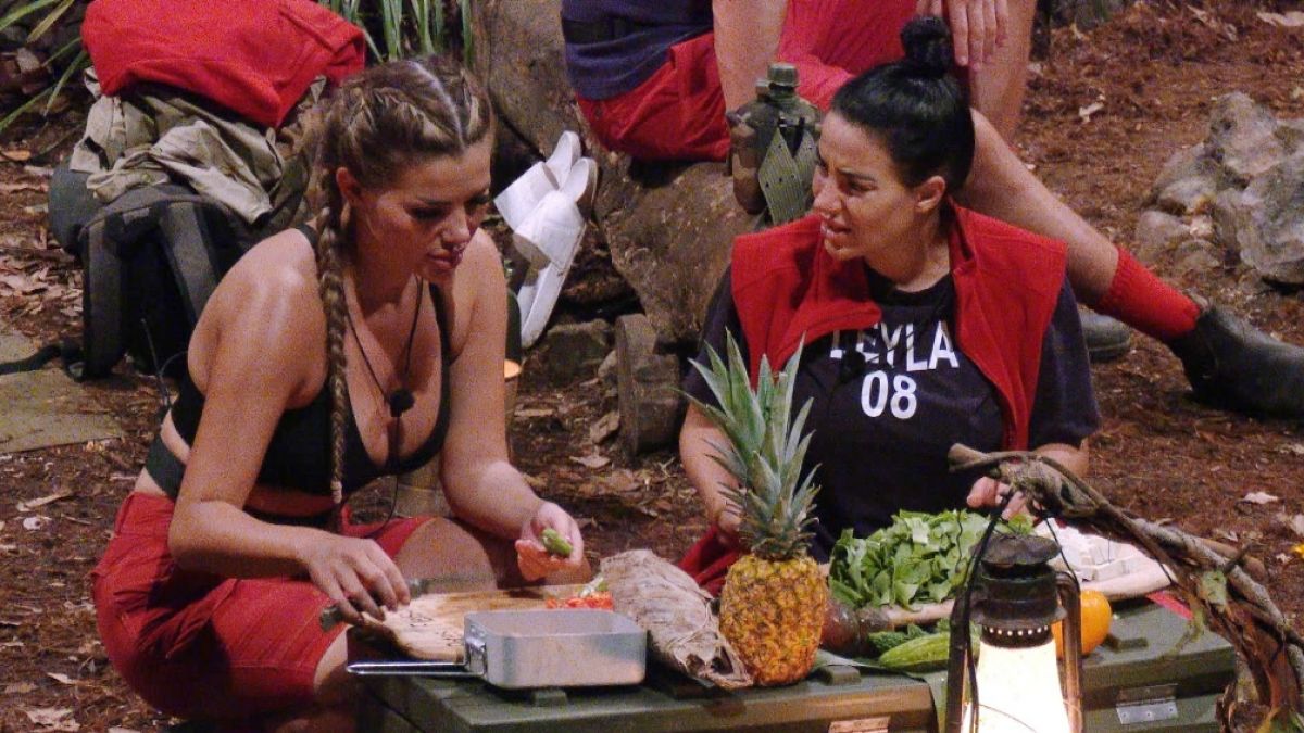 Beim Kochen kommen sich Leyla und Kim endlich etwas näher. (Foto)
