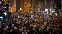 In zahlreichen Städten wird am Wochenende erneut gegen die AfD und Rechtsextremismus demonstriert.