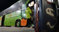 Flixbus hat wegen des Bahnstreiks die Preise für Tickets erhöht.