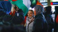 Die schwedische Klimaaktivistin Greta Thunberg nimmt am 24. Januar 2024 an einer pro-palästinensischen Demonstration in Leipzig teil.