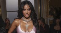 Kim Kardashian zog im Löcher-Kleid bei der Pariser Fashion Week alle Blicke auf sich.